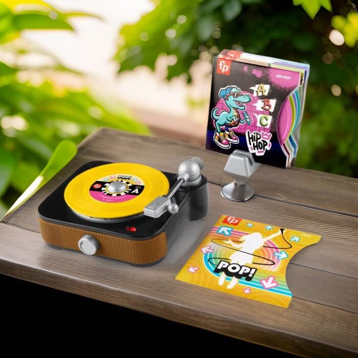 Mainan Musik Pemutar Rekaman Rockin’ dari Fisher-Price untuk Bermain Peran di Perang88